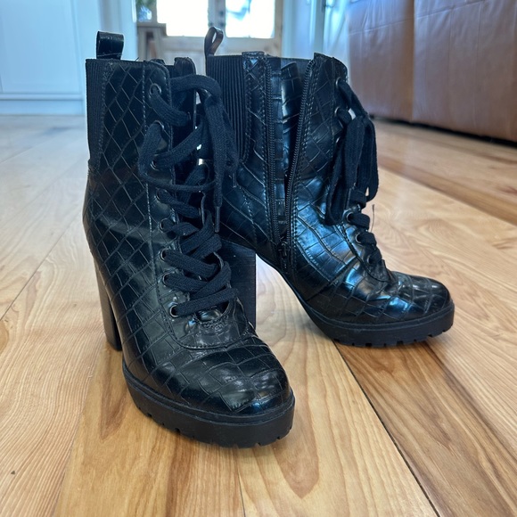 Shoes - STEVE MADDEN - Black lace front / zip side textured leather boot - Womens 8.5 T8